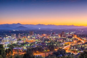 Asheville, Carolina del Norte vista del cielo de la ciudad