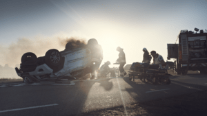 Accidente automovilístico en la carretera con bomberos.